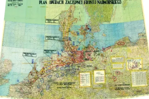 Plan operacji zaczepnej Frontu Nadmorskiego, z zaznaczonym układem warszawskim, obejmujący Danię i północne Niemcy.