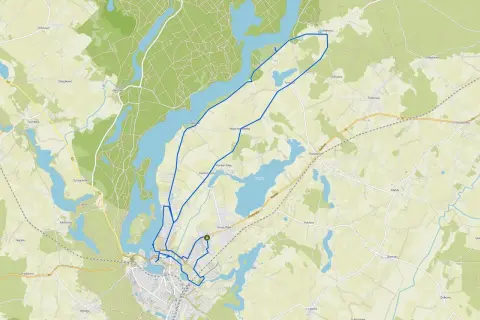 Mapa szlaku rowerowego wokół jeziora, prowadzącego przez malownicze tereny z licznymi jeziorami i lasami.