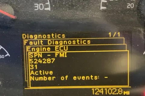 Motorfordonsinstrument visar feldiagnostik för motorns ECU. SPN 524287, FMI 31, aktivt. Kan indikera problem med tryckgivare partikelfilter.