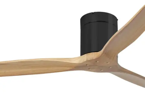 Ventilador de techo con aspas de madera natural y motor negro. Ideal para un acabado moderno en pladur.