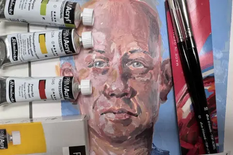 Acrylbilder-Set mit Farben, Pinseln und einem unfertigen Porträt.