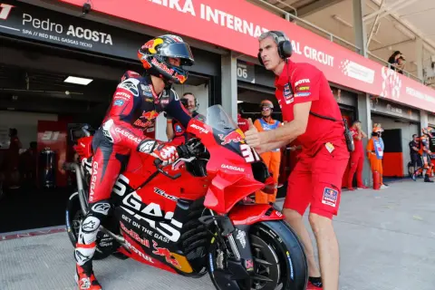 Piloto Pedro Acosta con su moto GasGas en el Mandalika Circuit. Un miembro del equipo le da el visto bueno.