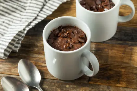 Brownie z kubka w mikrofali: Bezpieczne? Rozwiewam mity!
