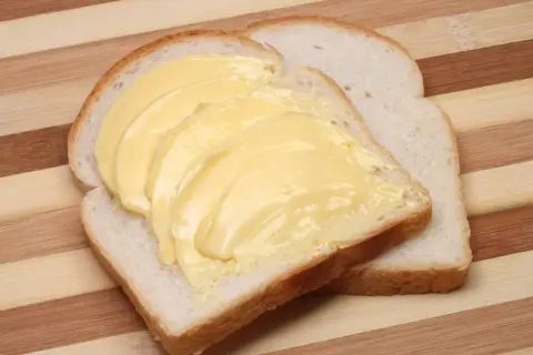 Czym smarować chleb przy wysokim cholesterolu? Zdrowe alternatywy, które działają