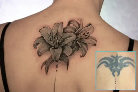 Ein Mann hat ein altes Tribal-Tattoo am Oberarm mit zwei realistischen Lilien überdeckt.