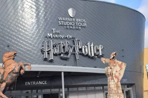 Warner Bros. Studio Tour London – The Making of Harry Potter. Dwie rzeźby, rycerz na koniu i postać w kapturze, przed wejściem. Londyn atrakcje Harry Potter.
