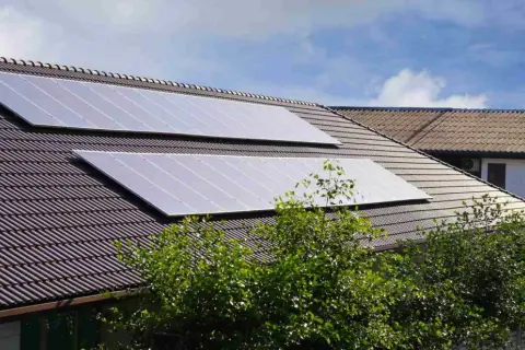 Paneles solares en tejado, captando energía solar incluso en días nublados.