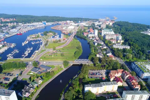 Widok z lotu ptaka na port jachtowy, rzekę i miasto Kołobrzeg z widokiem na morze.