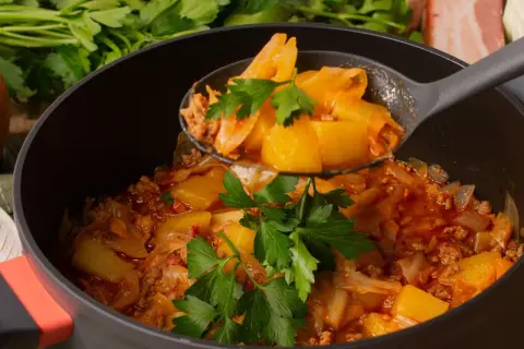 Schichtkohl nach Omas Rezept: herzhaftes Gericht mit Kohl, Hackfleisch und Kartoffeln, garniert mit Petersilie.