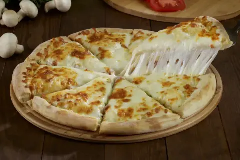 Gorąca pizza z ciągnącą się mozzarellą, idealna na ciepło.