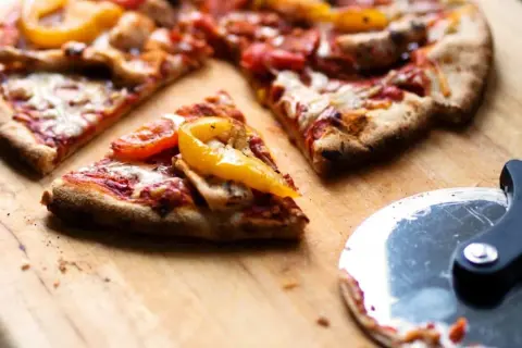 Z czym pizza domowa? Odkryj najlepsze składniki i połączenia