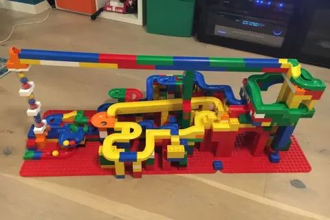 Bunte Duplo Kugelbahn mit vielen Kurven und Rampen. Tolle Duplo bauen Ideen für stundenlangen Spielspaß.