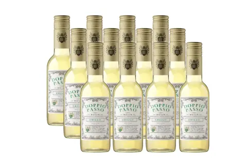 Zehn Flaschen Weißwein, die Rebsorte Grillo ist auf dem Etikett zu sehen.