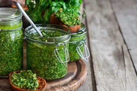 Pesto bez pinioli? Odkryj tanie i smaczne zamienniki!