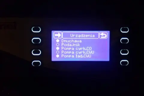 Menu sterownika: Urządzenia. Dostępne opcje: Dmuchawa, Podajnik, Pompa cyrk.CO, Pompa cyrk.CWU, Pompa ład.CWU. Sterownik nie załącza pompy CWU.