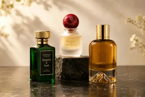 Trzy flakony perfum: zielony "Bergamot & Musk", matowy "Merge" z czerwoną kulką i bursztynowy "Marcy". Wyczuwalny zapach cytrusowy.