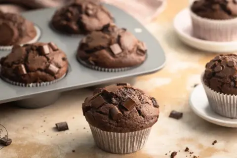 Saftige Schokomuffins mit Schokostückchen, frisch aus dem Ofen. Ein tolles Rezept für schokomuffins!