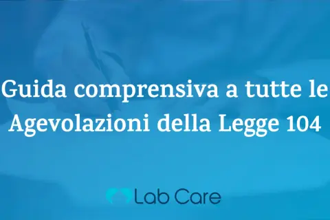 Guida completa alle agevolazioni della Legge 104. Mano che scrive su un foglio.