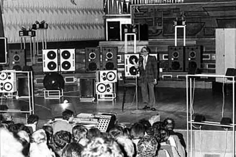 Odkryj historię muzyki elektronicznej: Od pionierów do AI i EDM