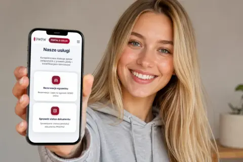 Uśmiechnięta kobieta pokazuje telefon z aplikacją PWPW. Na ekranie widnieje opcja "Rezerwacja egzaminu", która ułatwia zapis na egzamin teoretyczny w WORD online.