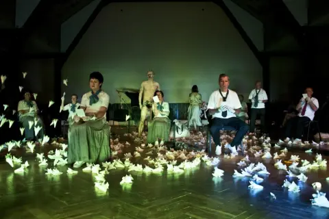 Teatr absurdu co to? Poznaj jego znaczenie i wpływ na dramat