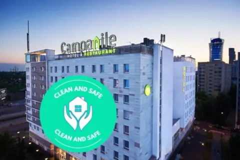 Hotel Campanile w Warszawie z zieloną naklejką "Clean and Safe".