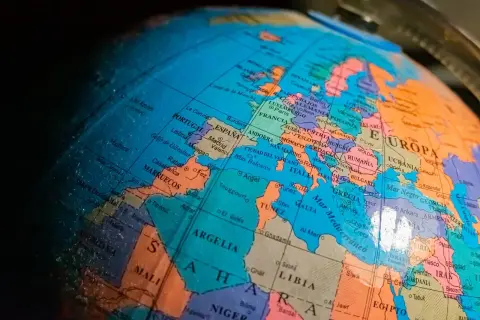 Mapa świata na globusie, ukazujący Europę i Afrykę. Różnorodność kultur i religie świata odzwierciedlone w geografii.
