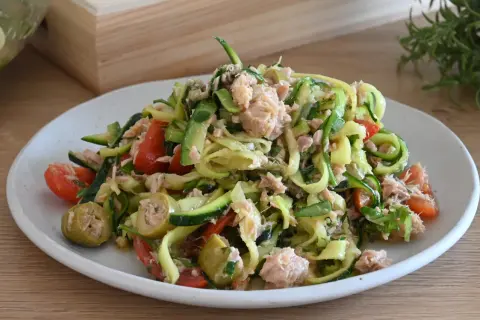 Deliziosa insalata di zucchine crude a spirale con tonno, pomodorini e olive verdi. Un piatto fresco e leggero.