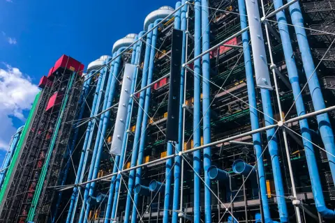 Widok z dołu na kolorowe rury i konstrukcję budynku Centrum Pompidou w Paryżu.