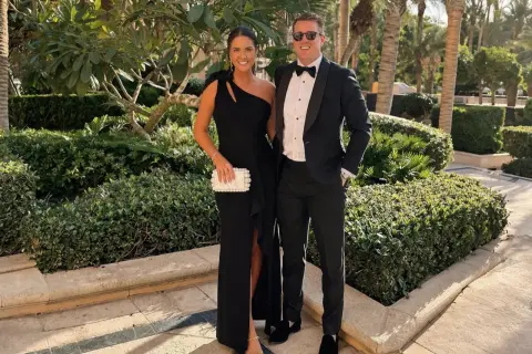 Ett par klädda för en black tie-kväll, hon i en elegant svart klänning, han i smoking.