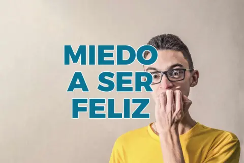 Un joven con expresión de **miedo a ser feliz**, se muerde las uñas. El texto "Miedo a ser feliz" aparece superpuesto.