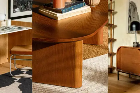 Arredamento in legno noce con dettagli in marmo e metallo. Idee per colori da abbinare al legno noce: bianco, nero, tonalità terra e accenti di colore.
