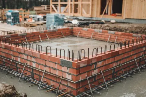 Jak prawidłowo wykonać fundament pod garaż murowany - poradnik techniczny
