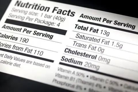 Etykieta z informacjami o wartościach odżywczych, pokazująca kaloryczność 190 kcal na porcję.
