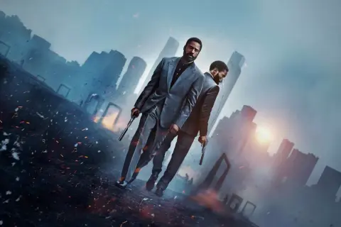 Deux hommes en costume, armés, se tiennent dans une ville en ruines. Une scène digne du meilleur livre thriller suspense.