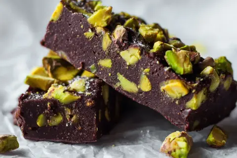 Chokladfudge med pistagenötter, perfekta för roliga saker att baka hemma.