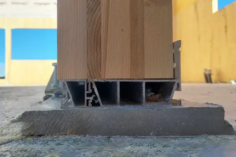 Detalle de cómo poner suelo de madera sobre cemento, mostrando la estructura de aluminio y madera sobre una base de hormigón.