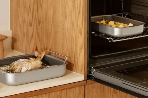 En långpanna med en hel fisk och en annan med grönsaker. Hur stor är en långpanna? Den här verkar rymlig nog för en rejäl middag.
