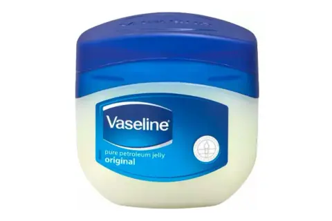 En burk med Vaselin, perfekt för att återfukta huden eller som skyddande barriär. Använd vaselin i ansiktet för extra mjukhet.