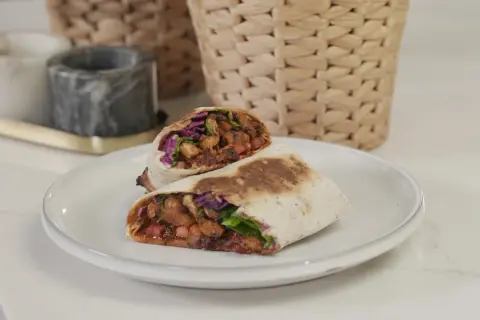 Pyszny, soczysty fit kebab z kurczakiem i warzywami, podany na talerzu. Idealny na szybki i zdrowy posiłek.
