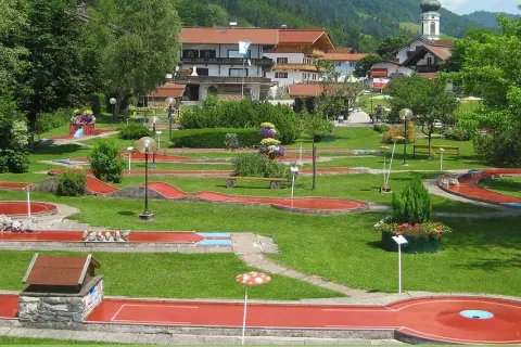 Grüne Wiesen und rote Bahnen laden zum Minigolf in Wiehl ein. Ein idyllischer Ort für Spaß und Spiel.