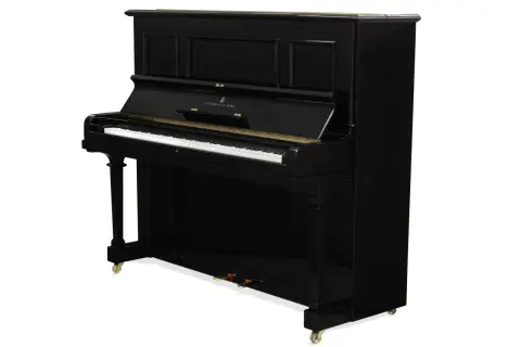 Czarny, błyszczący fortepian pionowy Steinway & Sons z widocznymi klawiszami i pedałami.
