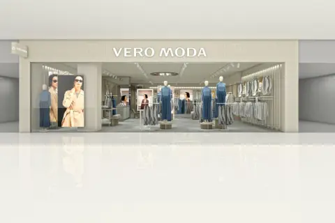 Vero Moda nyheter visas i en ljus och modern butik med skyltdockor och kläder på galgar.