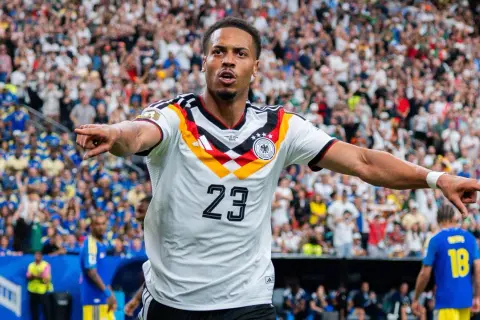 Fußballer Felix Nmecha im Deutschland-Trikot mit der Nummer 23, jubelt vor einer Menge.