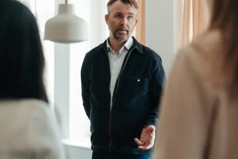 Verksamhetschef utbildning diskuterar med kollegor.