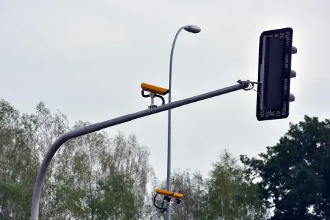 Dwie kamery monitorują skrzyżowanie, pokazując, jak działa rejestrator przejazdu na czerwonym świetle.