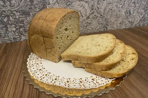 Pyszny keto chleb, idealny na śniadanie. Kromki ułożone na złotej paterze z koronkową serwetką.