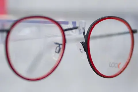 Jaki klej do sklejenia oprawek okularowych, aby uniknąć problemów?