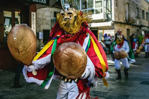 Personajes del Entroido de Xinzo de Limia, con sus máscaras y peliqueiros, desfilan por las calles. ¡Una experiencia que ver en Xinzo de Limia!