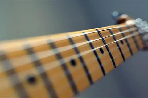 Nastroj gitarę elektryczną: Wszystkie metody + rozwiąż problemy!